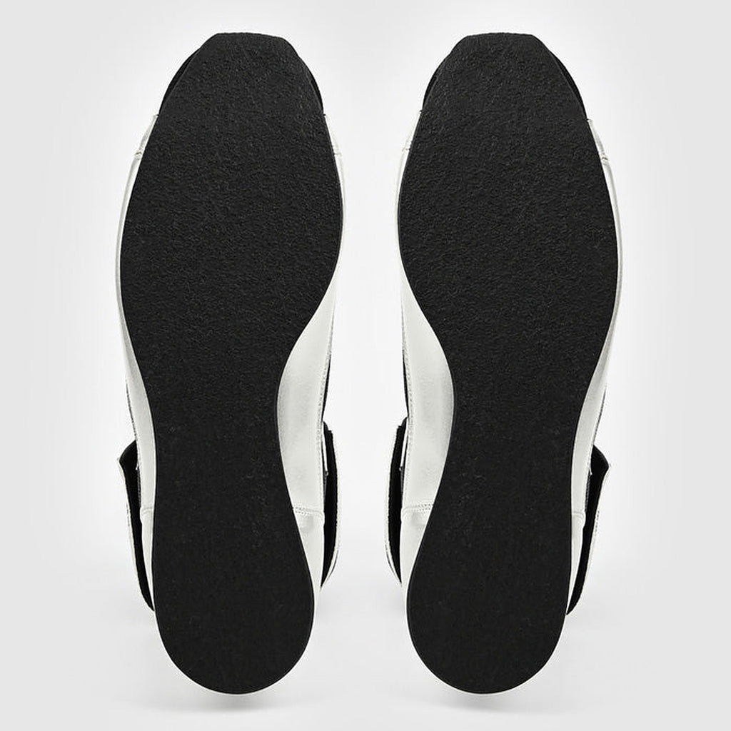 Front view of the Winning RS-100 in black with white laces running up the tongue