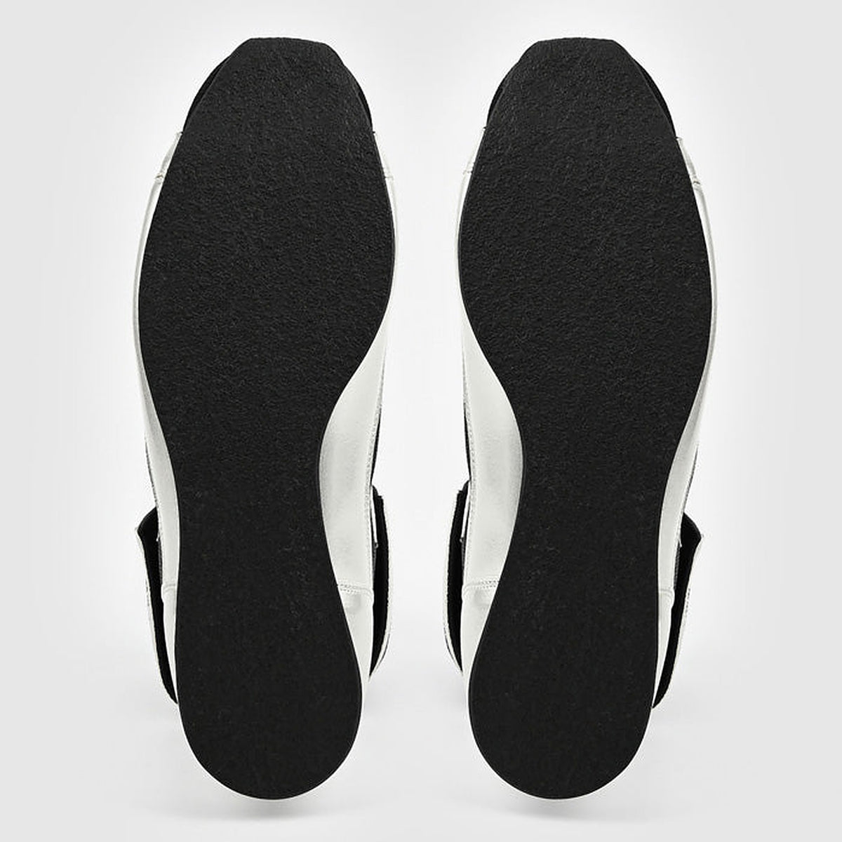 Front view of the Winning RS-100 in black with white laces running up the tongue
