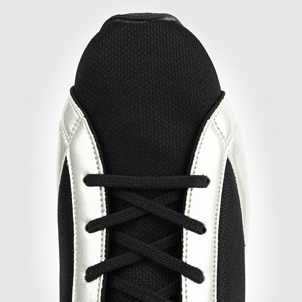 Close-up of the black mesh toe and white laces on the Winning RS-100 Black/White shoe