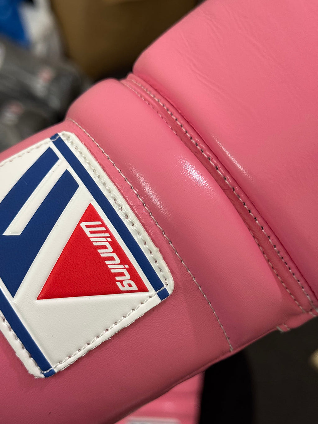 Winning MS-600 boxing gloves in full pink leather, white laces and red, white and blue W logo - palm and closure detail